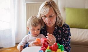 Une assistante maternelle joue avec un enfant