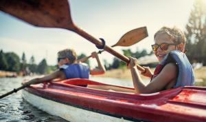 Jeune garçon faisant du canoë