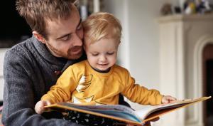 Un papa fait la lecture à son enfant