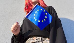 Une adolescente avec le drapeau de l'Union européenne