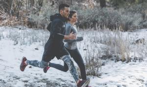 Une femme et un homme courent dans la neige