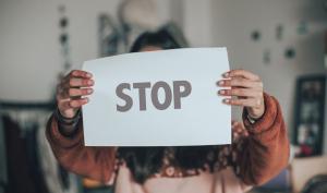 Une femme dit stop aux violences conjugales et intrafamiliales
