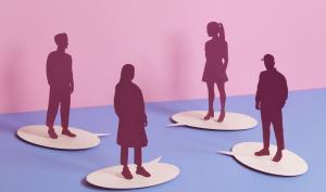 Un groupe de personnes discutent