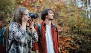 Une femme photographie la nature en forêt