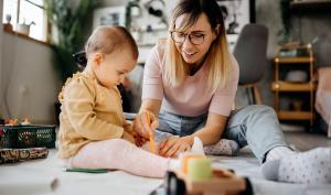 Une assistante familiale avec un bébé