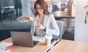 Une femme s'exprime en langue des signes à son travail