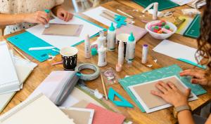 Atelier d'art décoratif avec du papier et de la colle