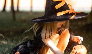 Un enfant avec un chapeau de sorcière