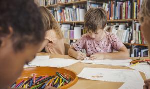 Enfant qui dessine à l'école