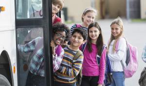 Enfants qui rentrent dans un bus