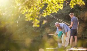 Un père pêche avec son fils et son grand-père