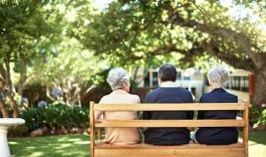 Seniors sur un banc