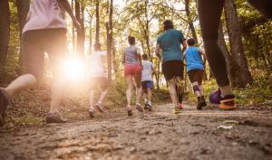 Un groupe de sportifs en train de courir