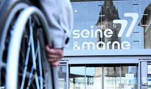 Une personne dans un fauteuil roulant