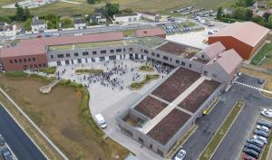 Collège Jean-Jacques Barbaux à Jouy-le-Châtel vu du ciel