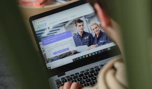 Une personne devant son ordinateur cherchant un emploi sur job77 