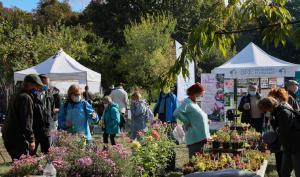 des visiteurs à la journée des plantes et art du jardin