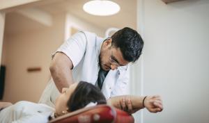 Masseur-kinésithérapeute avec un patient