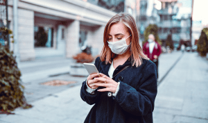Une femme sur son smartphone dans la rue