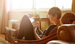 Une femme qui lit sur une tablette