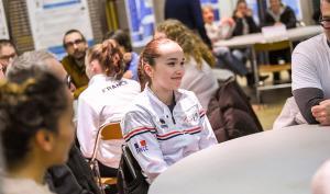 Lucie Henna, gymnaste discute avec des Seine-et-Marnais