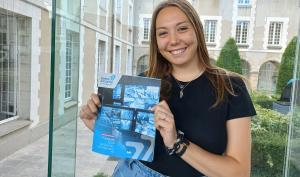 Une femme avec le Seine & Marne Mag du Département de Seine-et-Marne