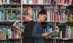 Collégiennes tenant un livre