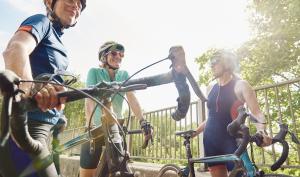 des femmes à vélo