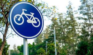 panneau de piste cyclable dans une forêt