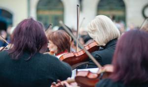 Des femmes jouant du violon dans un orchestre