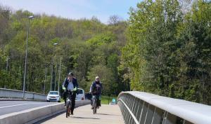 Des cyclistes sur la passerelle du pont de Valvins