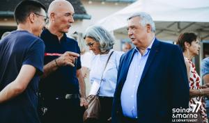Le Président du Département de Seine-et-Marne aux côtés d'un sapeur-pompier et d'un agriculteur