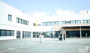 Collégiens dans leur collège en Seine-et-Marne
