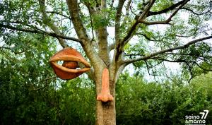 œuvres en terre cuite en forme d'œil et de nez dans un arbre