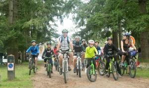 Une famille à vélo pendant la ronde à vélo 2021