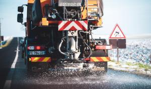 Déneigeuse sur une route avec du verglas