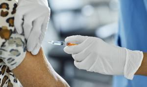 Un médecin vaccine une personne âgée
