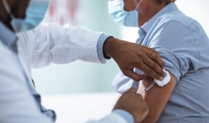 Un médecin vaccine une personne