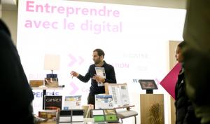 Stand d'information sur entreprendre avec le digital