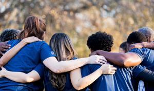 Un groupe de gens s'entraide