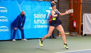 Une joueuse de tennis au tournoi de l'Engie Open de Seine-et-Marne