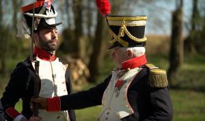 Deux hommes habillés en soldat de l'Empire