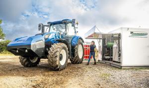 Une femme met du bio carburant dans un tracteur