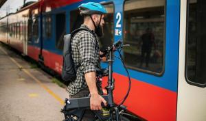 Un homme rentre dans les transports avec son vélo