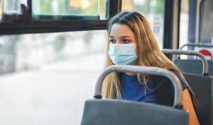 une jeune femme dans un bus scolaire