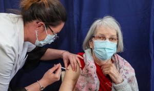 Une personne âgée vaccinée par un médecin