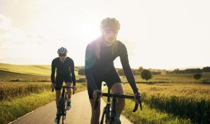 Deux cyclistes en pleine nature