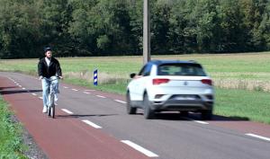 Un cycliste sur une CVCB croise une voiture