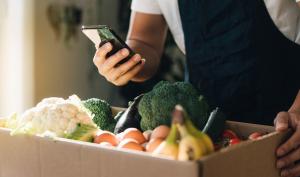 Panier de fruits et légumes achetés en ligne