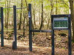 Panneaux et agrès sportifs dans un espace naturel sensible